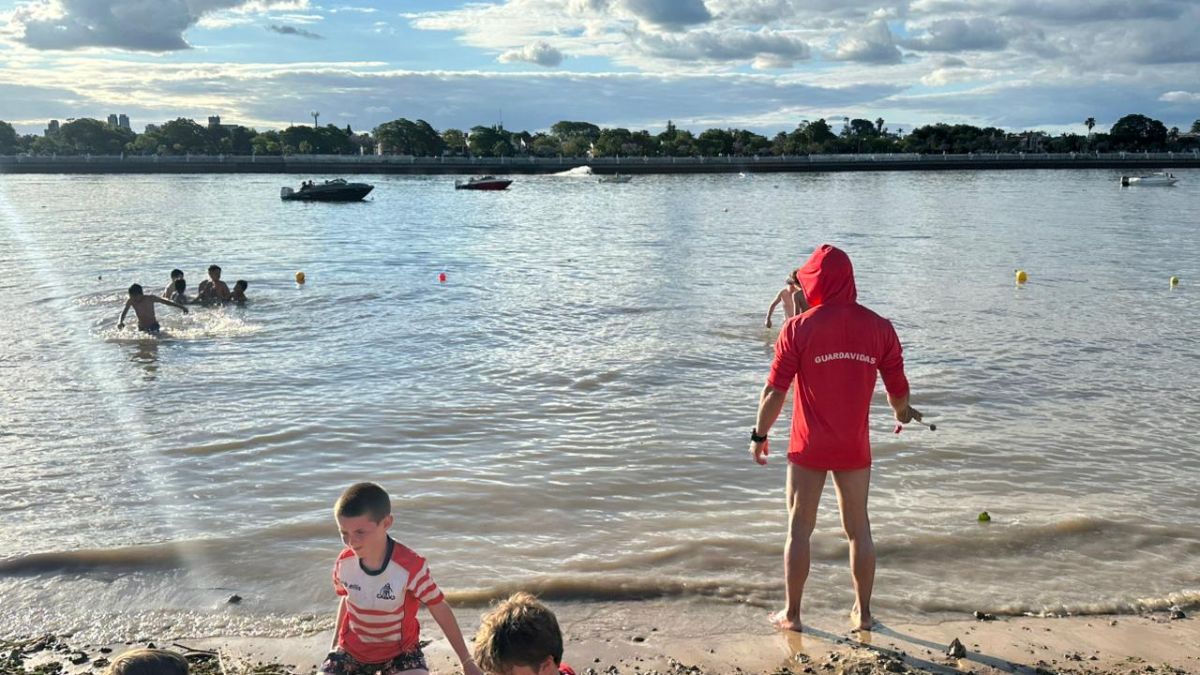 Los guardavidas ya están en la playa de la Costanera este. Los guardavidas ya están en la playa de la Costanera este.