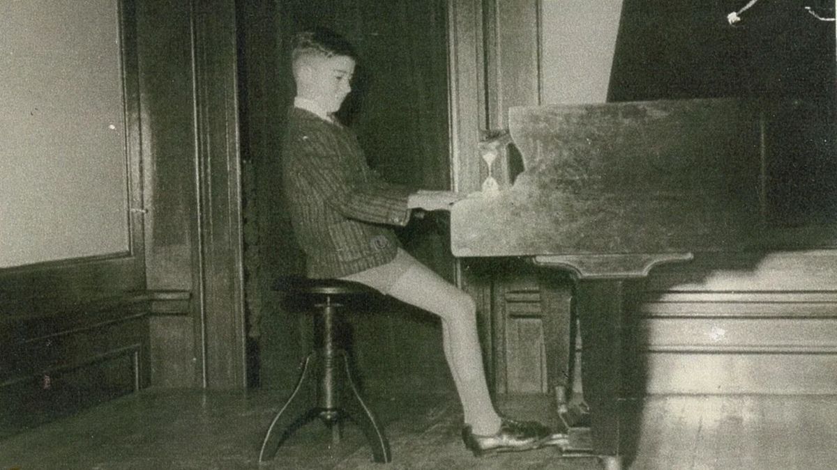 Desde muy temprana edad ya mostraba una capacidad innata para la música. Desde muy temprana edad ya mostraba una capacidad innata para la música.
