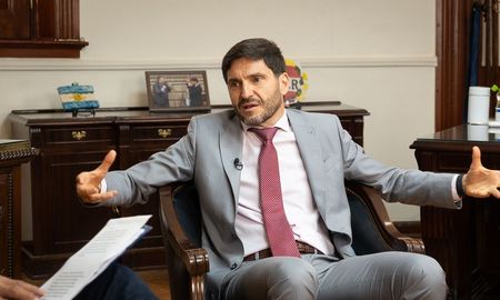 El gobernador de Santa Fe, Maximiliano Pullaro, le adelantó a Luis Mino que las provincias saldrá este sábado a buscar crédito en los mercados internacionales. El gobernador de Santa Fe, Maximiliano Pullaro, le adelantó a Luis Mino que las provincias saldrá este sábado a buscar crédito en los mercados internacionales.