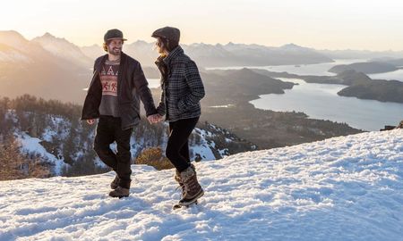 Bariloche combina montaña, lago y atardeceres que la posicionan como destino romántico top del país. Bariloche combina montaña, lago y atardeceres que la posicionan como destino romántico top del país.