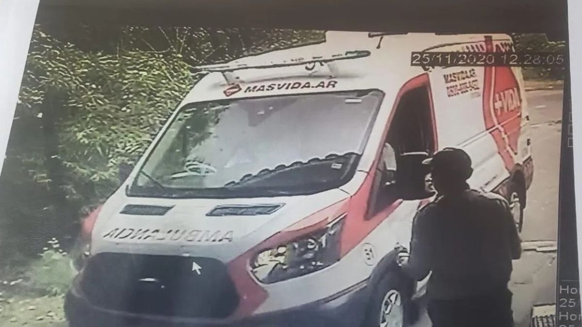 La ambulancia tardó 11 minutos en llegar al country donde estaba Maradona.