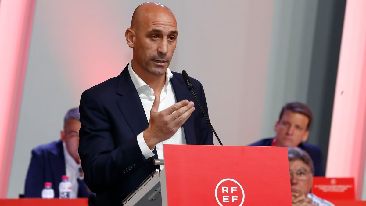 Luis Rubiales, presidente de la Real Federación Española de Fútbol (RFEF), fue suspendido hoy por la FIFA. Luis Rubiales, presidente de la Real Federación Española de Fútbol (RFEF), fue suspendido hoy por la FIFA.