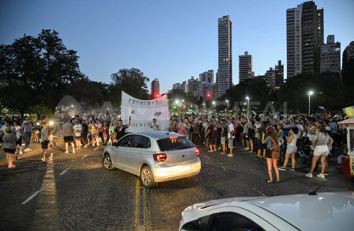 Masiva movilización en Rosario para rechazar el DNU de Javier Milei Masiva movilización en Rosario para rechazar el DNU de Javier Milei