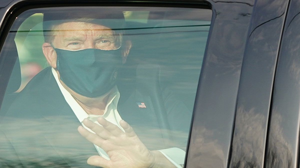 Trump saludando a sus simpatizantes cuando estaba internado tras dar positivo de covid. El presidente de Estados Unidos salió en un auto a mostrarse bien frente a las cámaras.