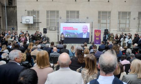 El acto se realizó en el edificio escolar en el que el Miguel Lifschitz transitó sus estudios secundarios en Rosario. El acto se realizó en el edificio escolar en el que el Miguel Lifschitz transitó sus estudios secundarios en Rosario.