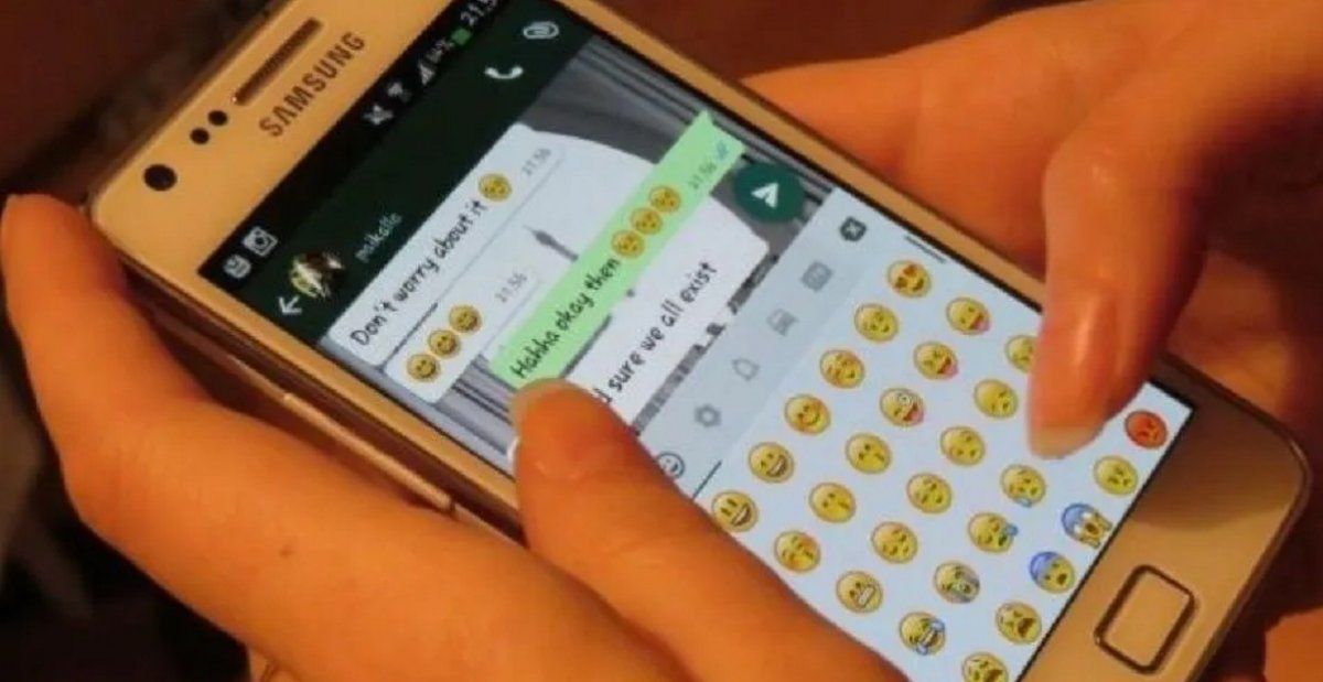 Se hartó de contestar mensajes por whatsapp y se inventó un extraño teléfono