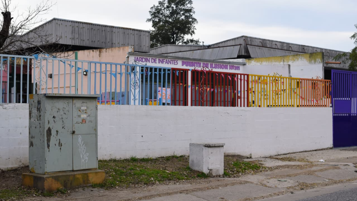 La pistola calibre 9 milímetros tenía el cargador colocado y ocho municiones. El hallazgo fue realizado por un niño de 5 años cuando llegaba al jardín.