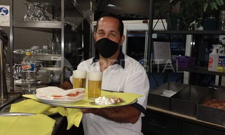 Desde la Asociación Empresaria Hotelera Gastronómica de Santa Fe calculan una reducción del 70% de clientes con las medidas de restricción. Desde la Asociación Empresaria Hotelera Gastronómica de Santa Fe calculan una reducción del 70% de clientes con las medidas de restricción.