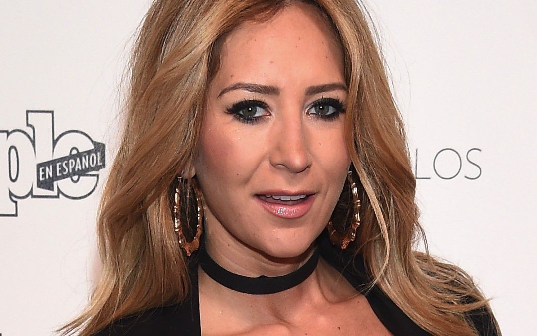 Geraldine Bazan es captada en la playa con dos hombres ¡sin nada de ropa!