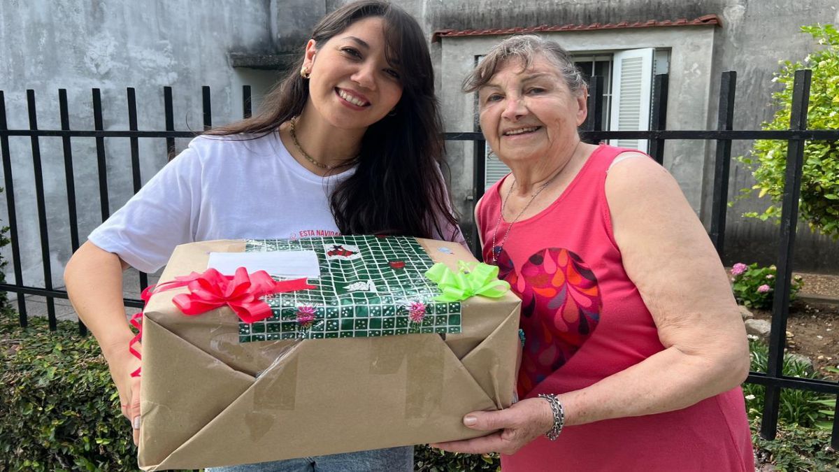 Cristina entreg&oacute; una caja cuidadosamente decorada por ella: campanitas, figuras de Pap&aacute; Noel y detalles hechos a mano.