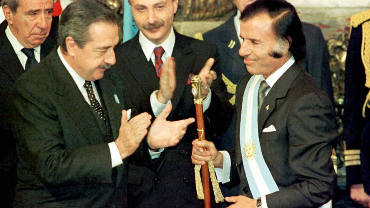 Ra&uacute;l Alfons&iacute;n le entrega el bast&oacute;n presidencial a Carlos Menem en 1989.