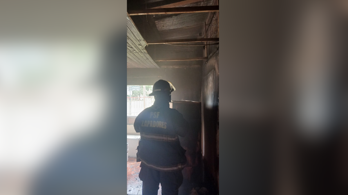 El incendio se originó en un ropero y afectó parcialmente una habitación de la vivienda en Santo Tomé.