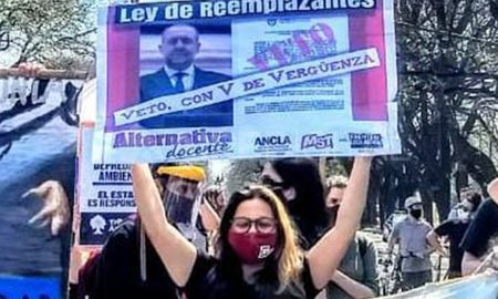 Según anunció la administración provincial, en los meses de noviembre y diciembre, los reemplazantes y asistentes cobrarán una ayuda de 10 mil pesos. Sin embargo, los beneficiarios de la ayuda criticaron duramente lo anunciado por el gobierno de la provincia. Según anunció la administración provincial, en los meses de noviembre y diciembre, los reemplazantes y asistentes cobrarán una ayuda de 10 mil pesos. Sin embargo, los beneficiarios de la ayuda criticaron duramente lo anunciado por el gobierno de la provincia.