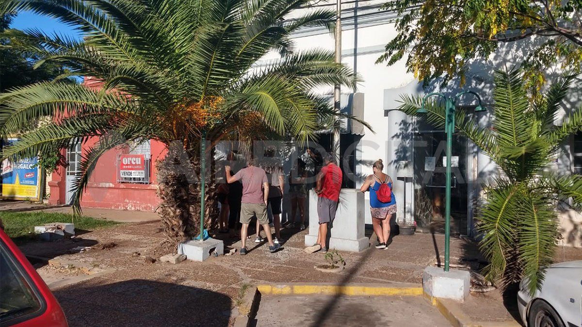 La problemática de la inseguridad en la provincia de Santa Fe se acrecienta cotidianamente con casos cada vez más graves y preocupantes. En la ciudad capital de la provincia uno de los aspectos que genera temor entre los vecinos son los robos callejeros, que últimamente están siendo muy violentos.