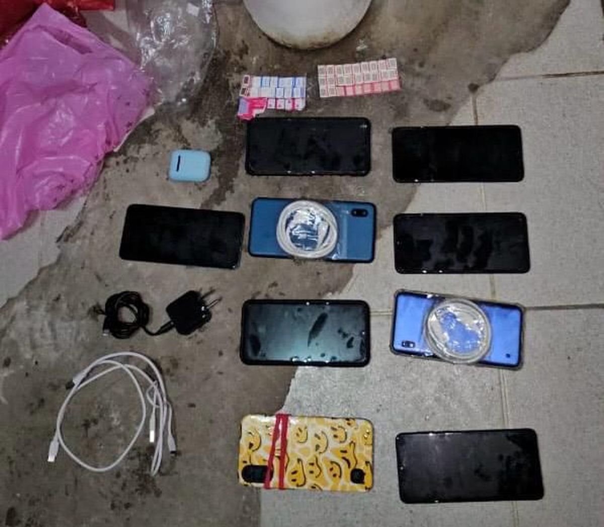 Los teléfonos fueron descubiertos cuando el agente pasó por uno de los escáner que tiene el penal de Coronda.&nbsp; 