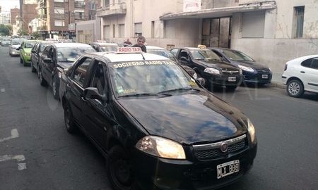 Los taxis trabajan en un pedido de aumento de la tarifa en la ciudad de Santa Fe. Los taxis trabajan en un pedido de aumento de la tarifa en la ciudad de Santa Fe.
