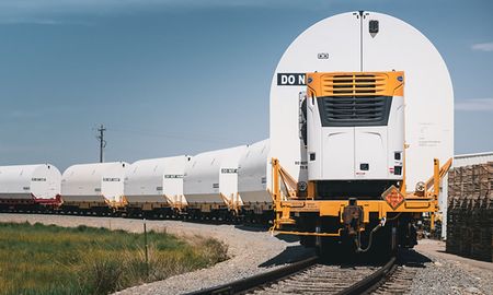 Un tren que transportaba los motores de los cohetes para el cohete del Sistema de Lanzamiento Espacial de la Nasa salió de una planta de fabricación de Northrop Grumman en Utah con destino el Centro Espacial Kennedy en Florida el 5 de Junio de 2020. Un tren que transportaba los motores de los cohetes para el cohete del Sistema de Lanzamiento Espacial de la Nasa salió de una planta de fabricación de Northrop Grumman en Utah con destino el Centro Espacial Kennedy en Florida el 5 de Junio de 2020.