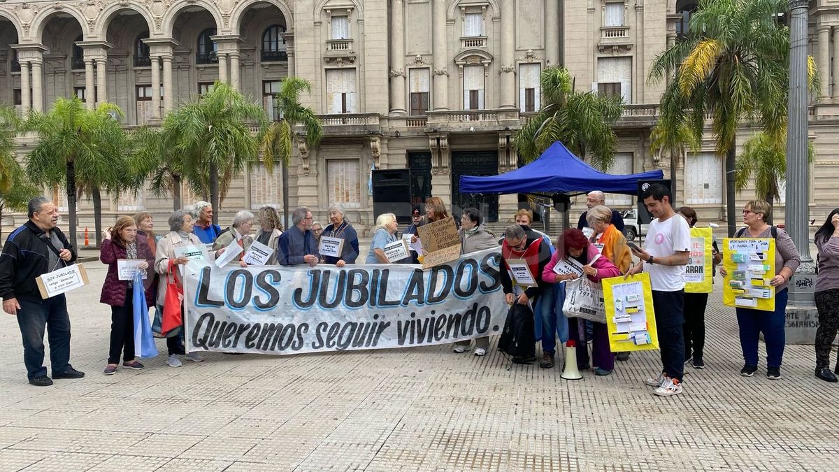 Jubilados se manifestaron frente a Casa de Gobierno en Santa Fe.