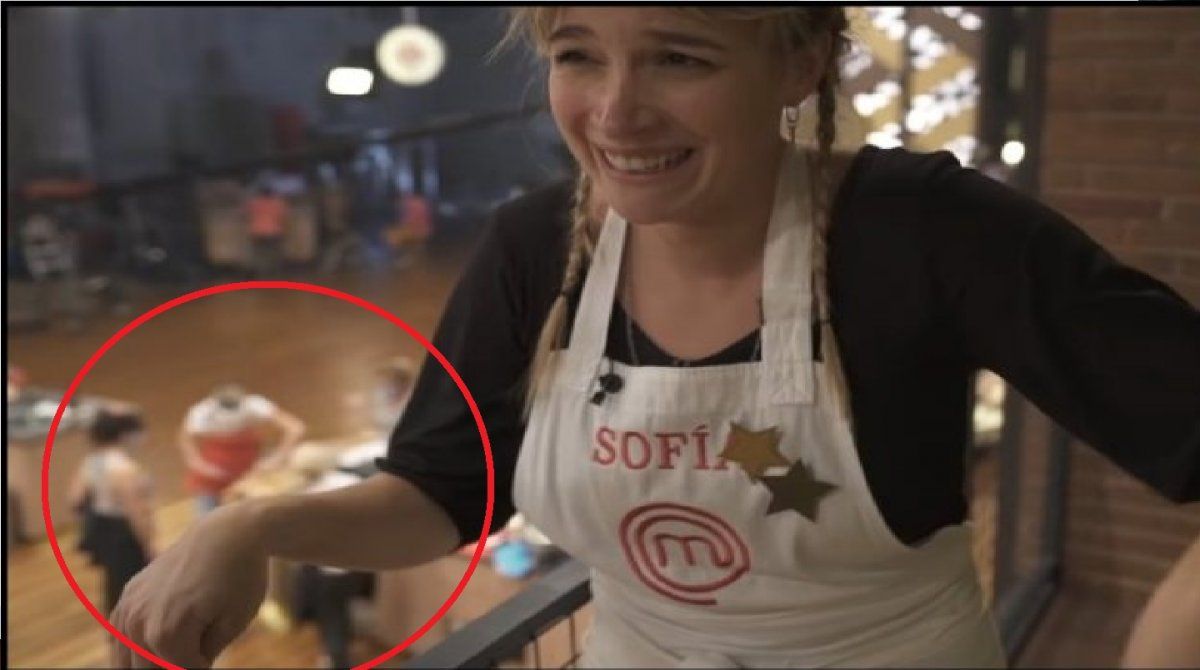 En el video se puede ver como la producción de MasterChef ayuda a Claudia Villafañe a trozar el pato