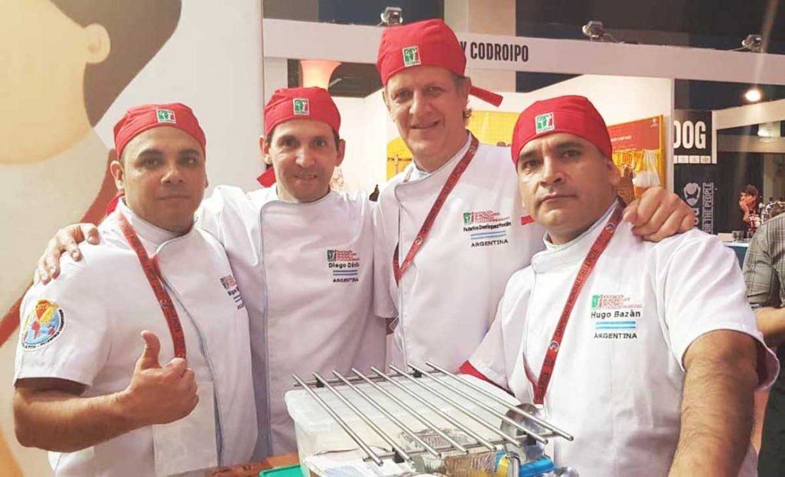 Posan para la foto Miguel Villalba, Diego Dávila Gasco, Federico Domínguez Fontán y Hugo Bazán del Sindicato de Pasteros y Pizzeros de la provincia de Salta.