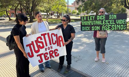 La familia de Jeremías Monzón, en una de las manifestaciones que se realizaron frente a Tribunales en pedido de justicia por el asesinato del adolescente. La familia de Jeremías Monzón, en una de las manifestaciones que se realizaron frente a Tribunales en pedido de justicia por el asesinato del adolescente.