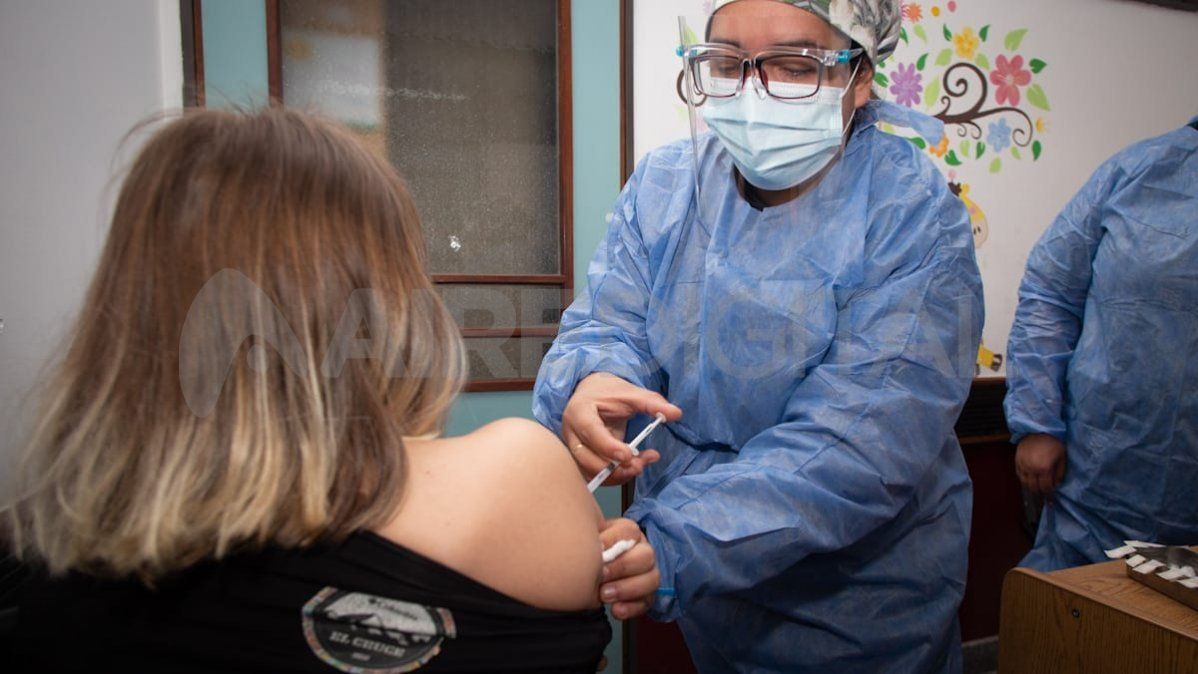Este viernes comenzó en Santa Fe y Rosario la vacunación con terceras dosis en menores de 12 a 17 años.