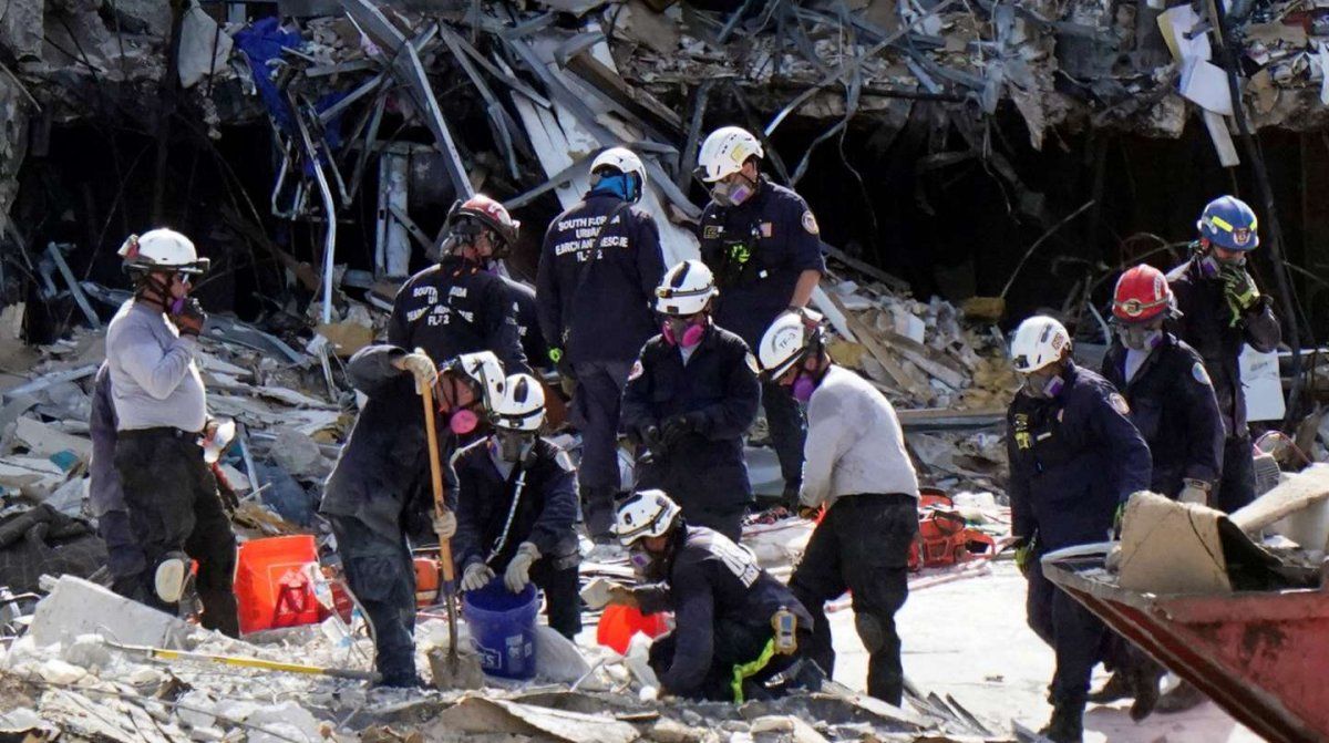 Hay 152 desaparecidos que son buscados por bomberos y equipos de rescate, en Miami.