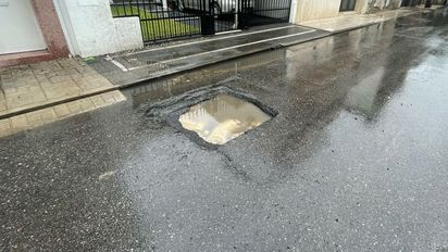 Vecinos en alerta por un hundimiento en el microcentro de Santa Fe agravado por la lluvia