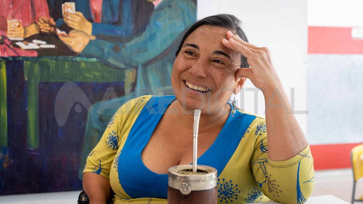 Tiene un magnetismo natural que la hace estar siempre rodeada de gente. Tiene un magnetismo natural que la hace estar siempre rodeada de gente.