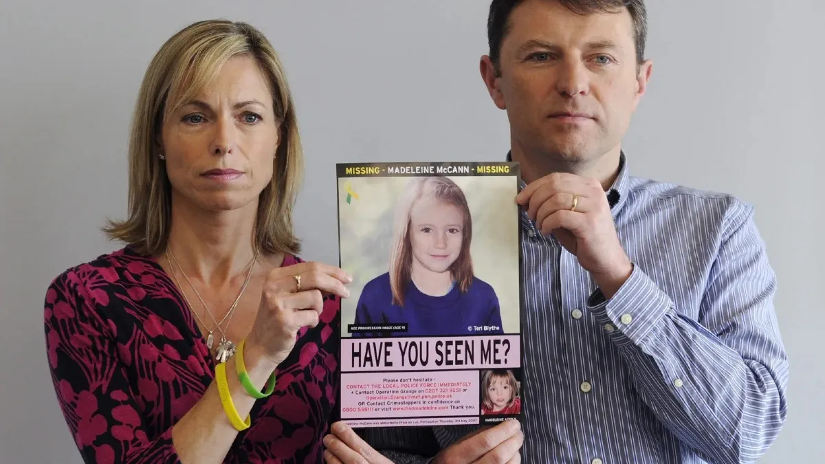 Kate y Gerry McCann muestran una imagen que recrea el aspecto que tendría su hija Madeleine, durante una rueda de prensa ofrecida en 2012 en Londres.
