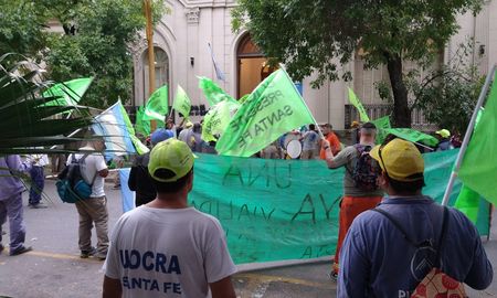 La Uocra se manifestó frente a la Ministerio de Trabajo por el despido de 19 trabajadores La Uocra se manifestó frente a la Ministerio de Trabajo por el despido de 19 trabajadores