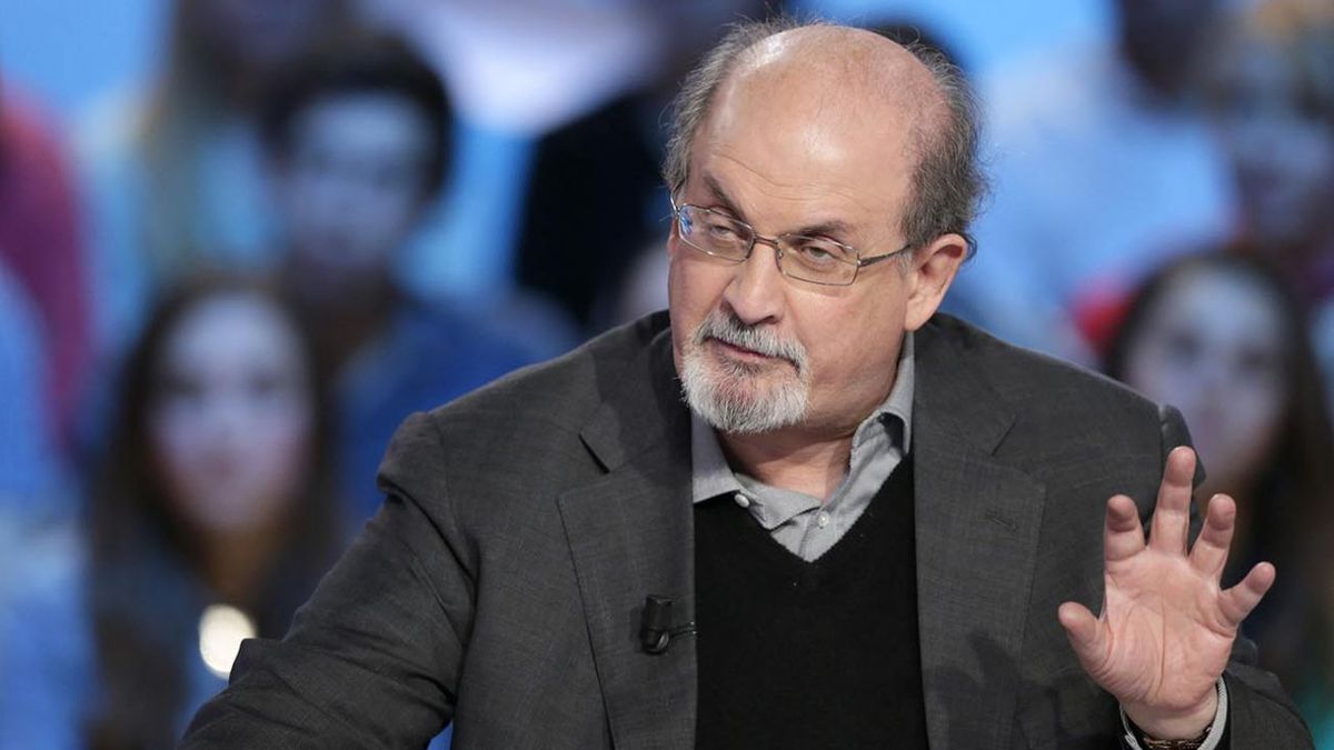 Tras Sufrir Un Ataque, Salman Rushdie Sigue Con Respirador Artificial Y ...