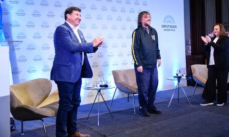 El diputado Daniel Arroyo, junto al Padre Pepe y la presidenta de la cámara de Diputados, Cecilia Moreau.