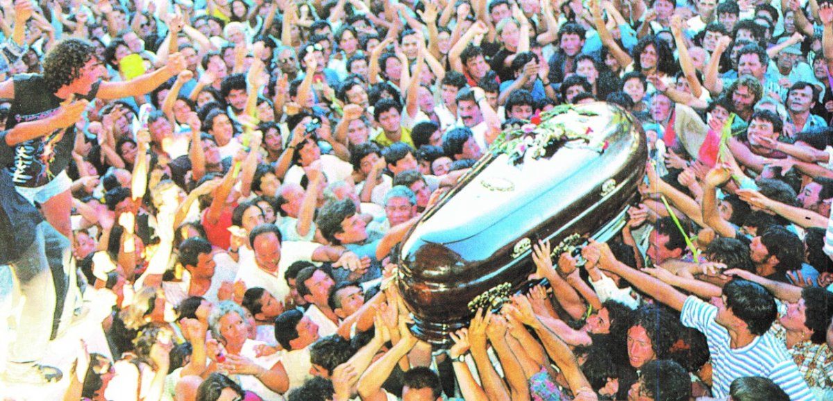 Casi 6000 personas dieron el presente en el cementerio Municipal santafesino para despedir los restos de Escopeta y, las innumerables muestras de dolor y los interminables aplausos del público, marcaron el cierre de una de las jornadas más tristes que nuestra ciudad había vivido hasta ese momento.