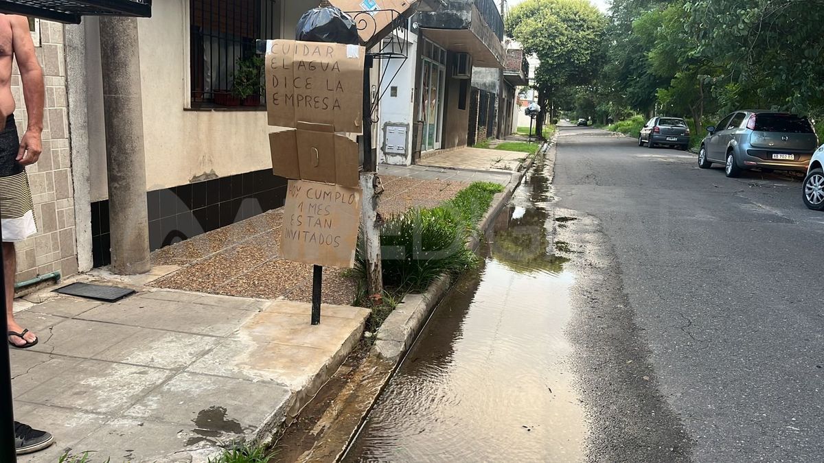 El caño está roto desde hace dos meses y Ricardo está totalmente sin agua en los últimos 30 días. El caño está roto desde hace dos meses y Ricardo está totalmente sin agua en los últimos 30 días.