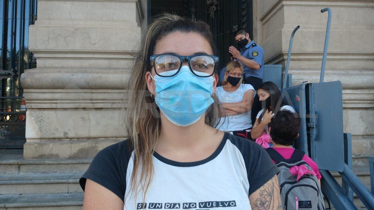 Lucila Kessler es referente local de la campaña por la Emergencia en Violencia contra las Mujeres. "Seguimos sintiendo miedo a la hora de salir a la calle", recalcó desde la manifestación en Casa de Gobierno.