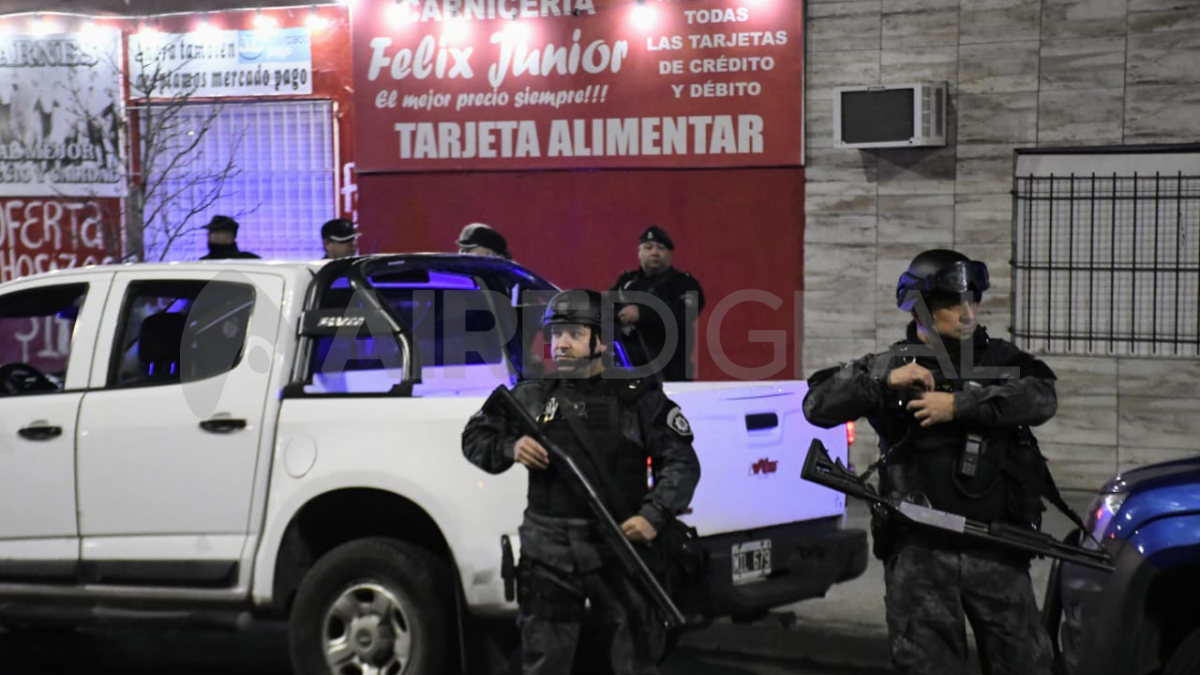 El dueño de la carnicería resistió el intento de robo con un palo hasta que la policía llegó al lugar y disuadió a los intrusos. El dueño de la carnicería resistió el intento de robo con un palo hasta que la policía llegó al lugar y disuadió a los intrusos.