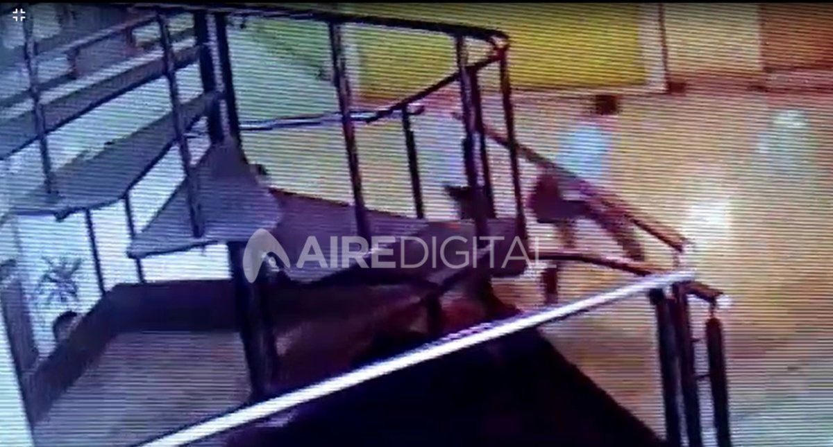 El momento en que los ladrones hu&iacute;an tras asaltar y balear al comerciante que ten&iacute;a su local en la galer&iacute;a Rivadavia.&nbsp;