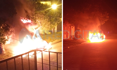 Incendio de un auto en el barrio Los Hornos Incendio de un auto en el barrio Los Hornos