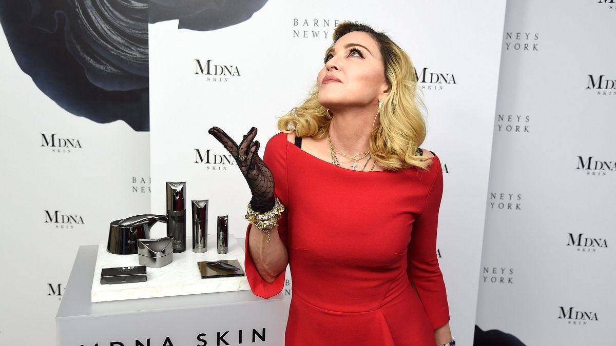 Madonna tiene su propia línea de cosméticos. Madonna tiene su propia línea de cosméticos.