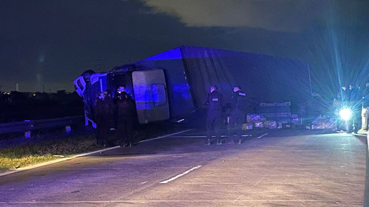 El chofer del camión denunció que el vuelco se produjo luego de recibir un piedrazo desde la vera de la ruta. El chofer del camión denunció que el vuelco se produjo luego de recibir un piedrazo desde la vera de la ruta.