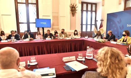 El intendente Emillio Jatón firmó en Casa de Gobierno la adhesión de Santa Fe al proyecto Municipio Unido por la Niñez y la Adolescencia. El intendente Emillio Jatón firmó en Casa de Gobierno la adhesión de Santa Fe al proyecto Municipio Unido por la Niñez y la Adolescencia.