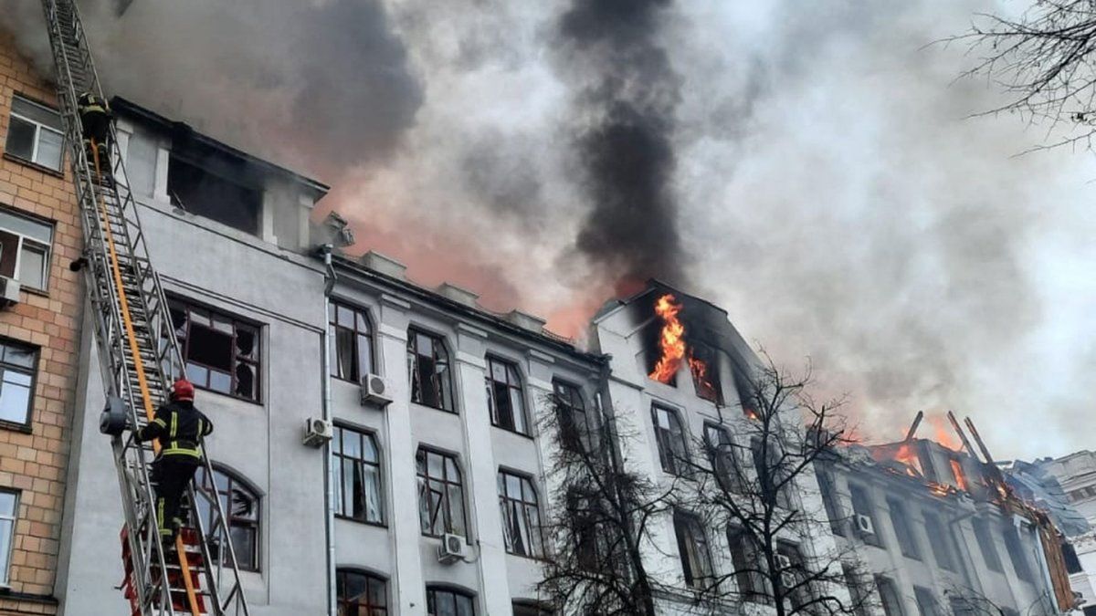 El ataque destruyó el último piso del edificio y desató un incendio. Imagen archivo.