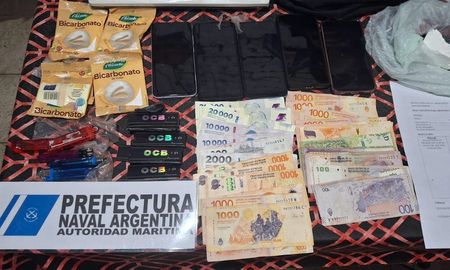 Durante los procedimientos realizados en tres viviendas de Colastiné Norte secuestraron drogas, dinero, celulares y cartuchos de armas de fuego. Durante los procedimientos realizados en tres viviendas de Colastiné Norte secuestraron drogas, dinero, celulares y cartuchos de armas de fuego.