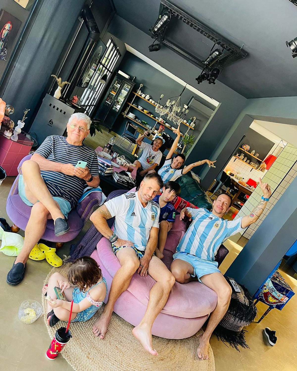 Durante todo el Mundial de Qatar 2022, Gimena Accardi y Nicolás Vázquez alentaron a la Selección Argentina desde el living de su hogar.