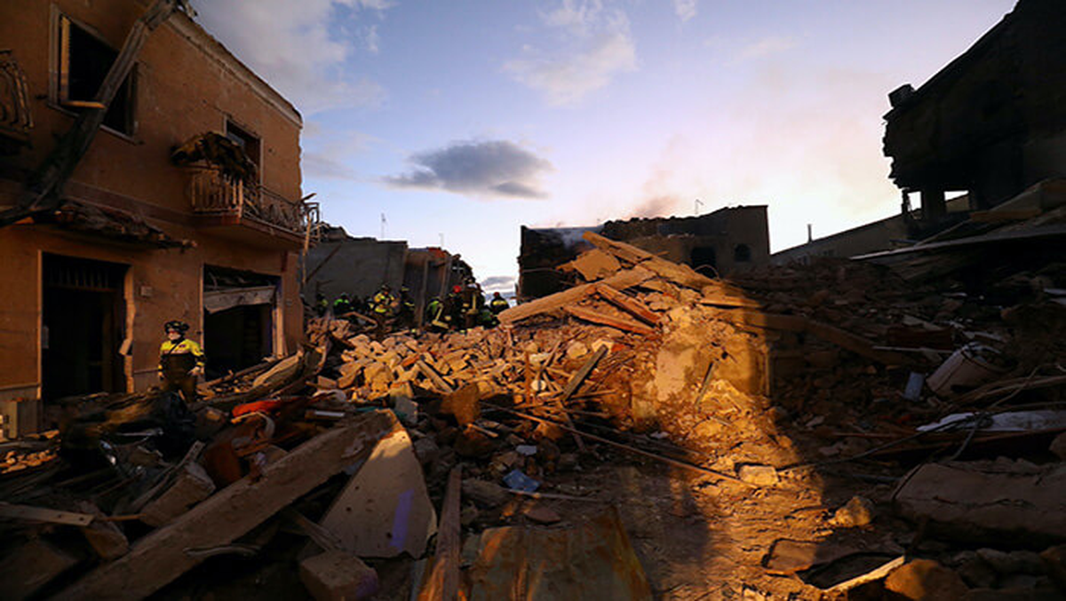 Los equipos de rescate hallaron cuatro nuevos cuerpos entre los escombros de los edificios derrumbados o afectados por una explosión que tuvo lugar el sábado a la noche.