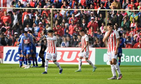 El Club Atlético Unión perdió con Tigre en su presentación en el campeonato de la Liga Profesional de Fútbol. El Club Atlético Unión perdió con Tigre en su presentación en el campeonato de la Liga Profesional de Fútbol.