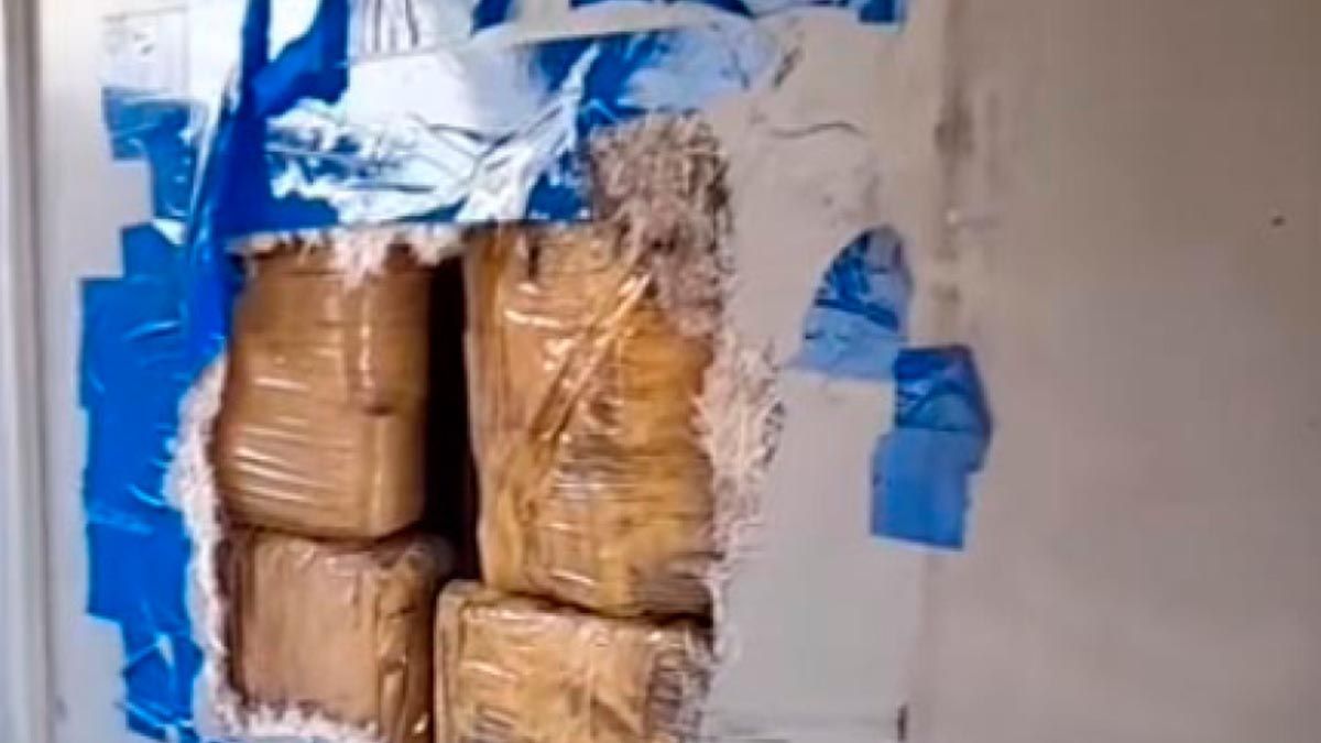 Más de 8 kilos de un viejo cargamento de cocaína se encontraba oculto en uno de los paneles de la unidad&nbsp;