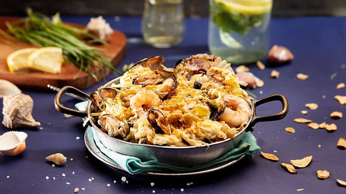 Cazuela de mariscos para cocinar en Semana Santa.