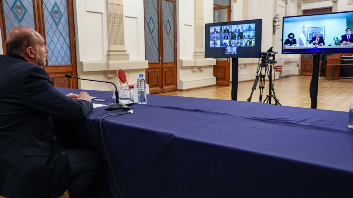 Perotti participando de la reunión virtual con el presidente Alberto Fernández y otros gobernadores. 